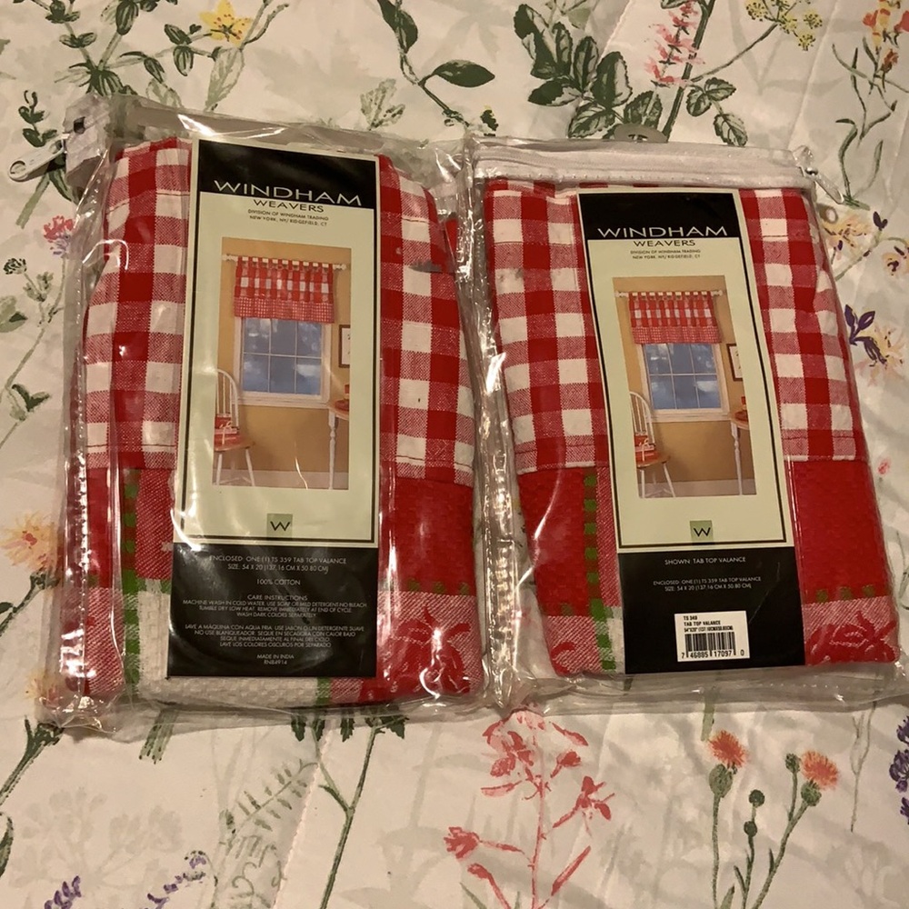 Windham Weavers Strawberry Gingham Top Valence Set AS IS